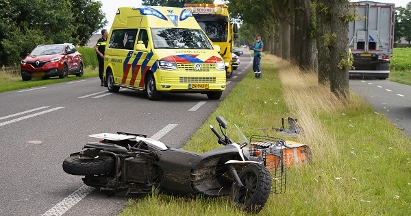 Postbezorger op scooter gewond na aanrijding met auto (video)