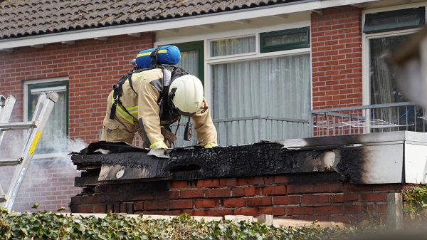 Uitslaande brand met veel rook verwoest schuurtje in Gieten (video)