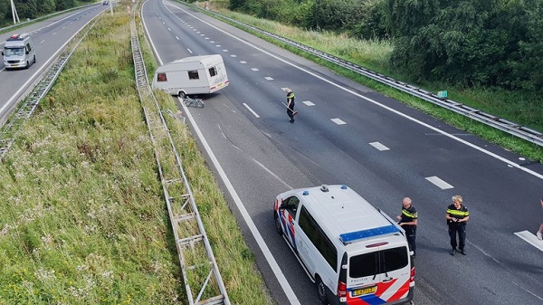 A28 richting Assen tijd gedeeltelijk afgesloten vanwege geschaarde caravan (video)