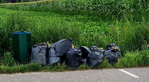 Onbekenden dumpen 12 vuilniszakken met tuinafval