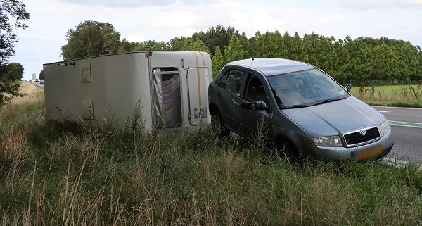 Caravan geschaard bij ongeval op de N34 (video)