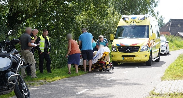 Scooterrijder gaat op de vlucht na aanrijden oudere vrouw (video)