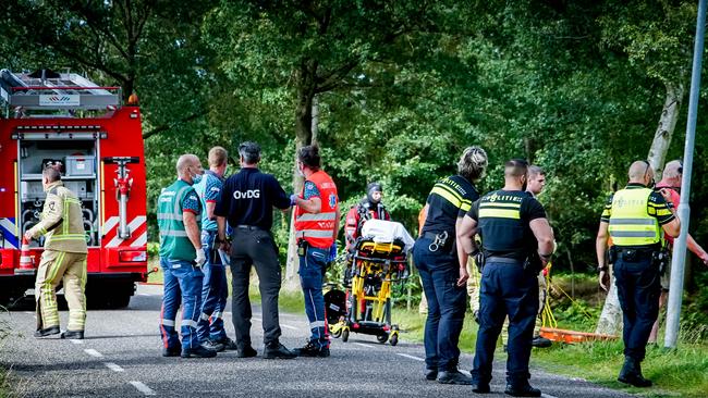 Traumahelikopter en politiehelikopter bij auto te water in Hoogersmilde (Video)