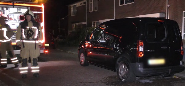 Opnieuw verdachte autobrand in Hoogeveen; eigenaar blust brandende achterband (video)