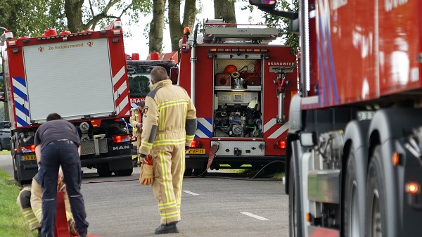 Omwonenden zien boerderij vol rook en zwarte ramen en bellen brandweer (Video)