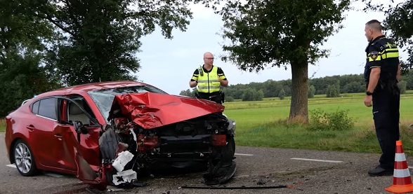 Bestuurder ongedeerd na forse botsing tegen boom (video)