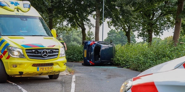 Automobilist botst op vluchtheuvel en komt met auto op zijkant terecht