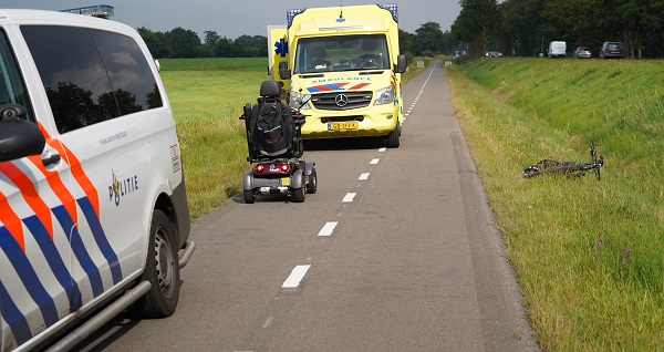 Fietser botst met scootmobiel en komt ten val (video)