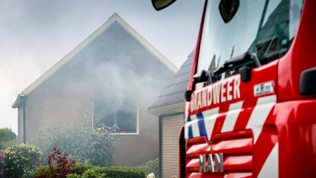 Schuur in Klazienaveen fors beschadigd door brand (Video)