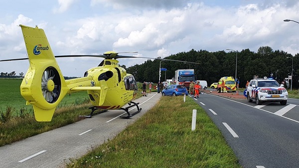 Traumahelikopter ingezet voor ernstig ongeval tussen fietser en vrachtwagen (video)