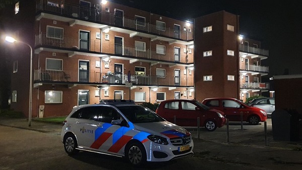 Man staat op balkon van flat en wordt beschoten (video)