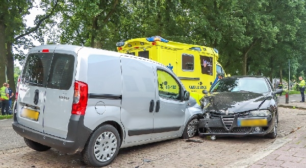 Automobilist rijdt tegen geparkeerde auto en raakt gewond (video)