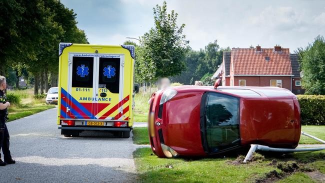 Auto belandt op de kant in voortuin van woning (Video)