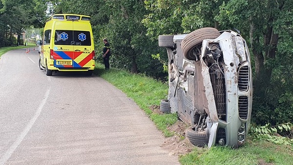 Auto belandt op de zijkant bij eenzijdig ongeval