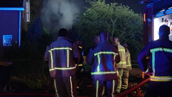 Brandende vuurkorf slaat over naar schuurtje die volledig uit brand (video)