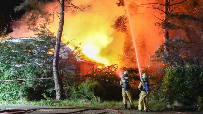 Leegstaande boerderij volledig door brand verwoest (Video)