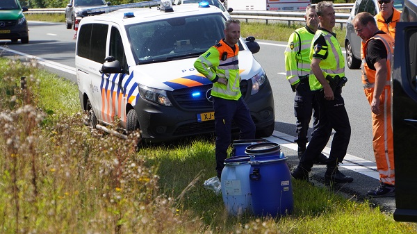 Vaten met onbekende inhoud aangetroffen langs N33 (video)