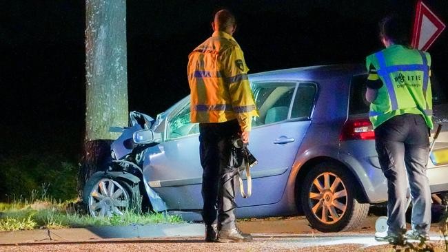 Auto botst tegen boom na politieachtervolging (Video)