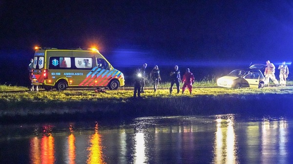 Auto duikt Noord-Willemskanaal in en verdwijnt op de bodem (video)