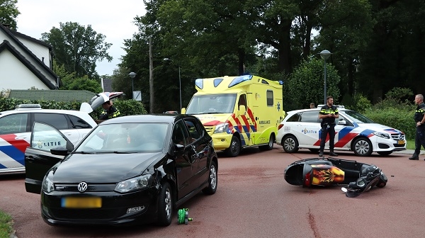 Bestuurder van scooter gewond en aangehouden na botsing met auto (video)