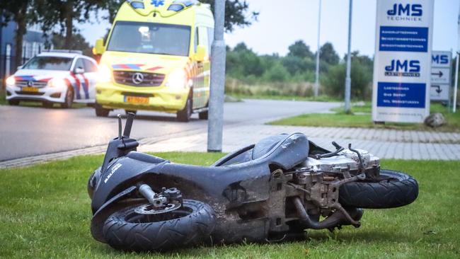 Scooterrijder gaat onderuit in Emmen (Video)