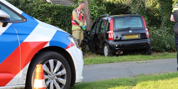 Twee gewonden nadat auto tegen boom botst in Emmen (video)