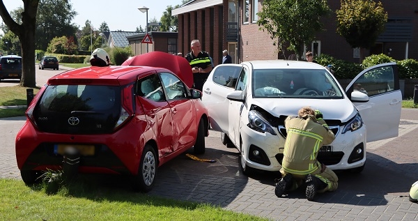 Forse schade na botsing op kruising in Schoonebeek (video)