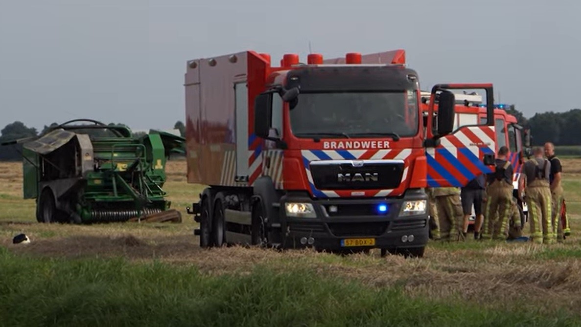 Balenpers vliegt in brand op weiland in Hoogersmilde (video)