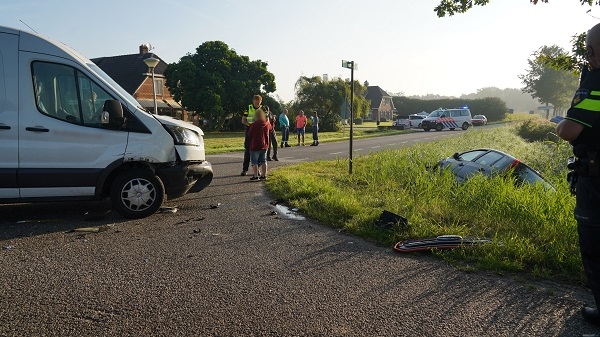 Auto de sloot in na harde botsing op kruising (video)