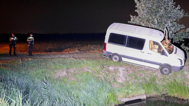 Busje raakt van de weg (Video)