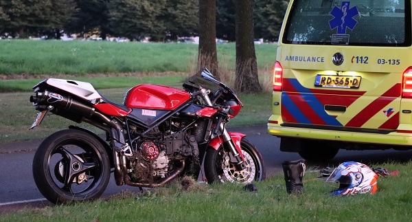 Motorrijder botst tegen lantaarnpaal en komt ten val