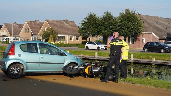 N371 bij Hoogersmilde tijd afgesloten vanwege ongeval tussen motor en auto (video)