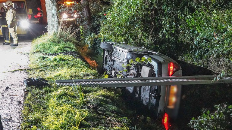 Auto met meerdere personen belandt in sloot (Video)