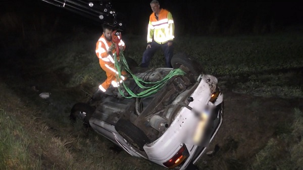 Auto over de kop langs op afrit A37 (video)