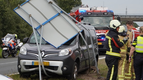 Auto rijdt in verkeersbord bij afrit van A28 naar N381 (video)