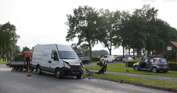 Gewonde bij ongeval tussen auto en busje (video)