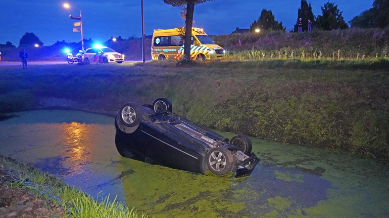 Auto belandt na botsing op de kop in sloot (Video)