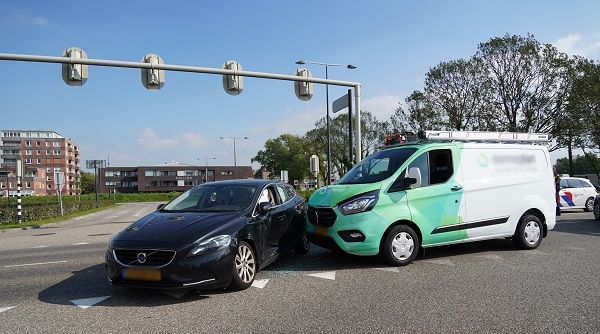 Gewonde bij botsing tussen auto en busje op kruising in Emmen (video)