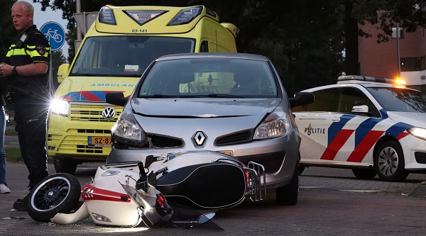 Twee lichtgewonden na aanrijding tussen auto en scooter (video)