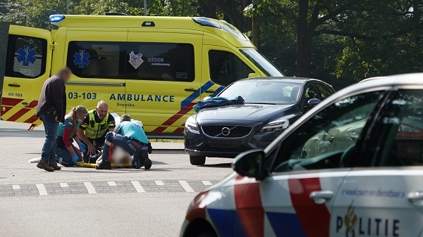 Fietsster gewond na botsing met auto in Vries (video)