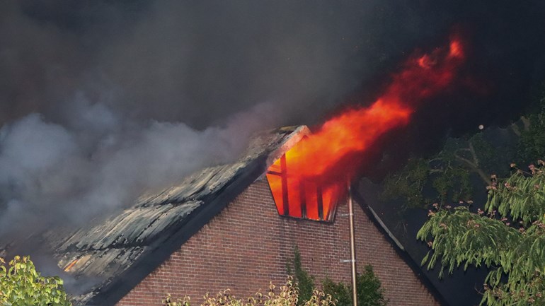 Schuur verwoest door uitslaande brand (Video)