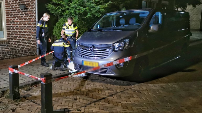 Auto geprobeerd in de brand te steken in Hoogeveen (Video)