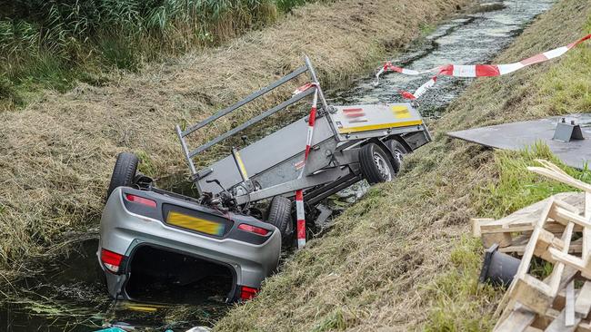 Auto met aanhanger al geruime tijd in sloot: hulpdiensten rukken opnieuw uit