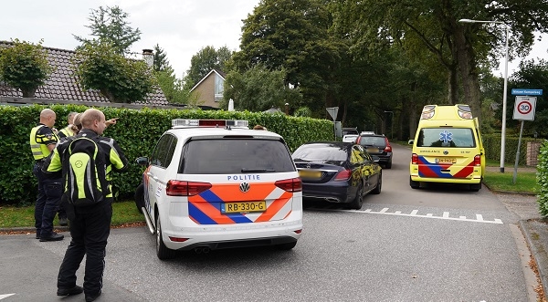 Wielrenner ten val na botsing met auto