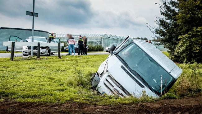 Busje belandt in sloot na botsing met auto (Video)