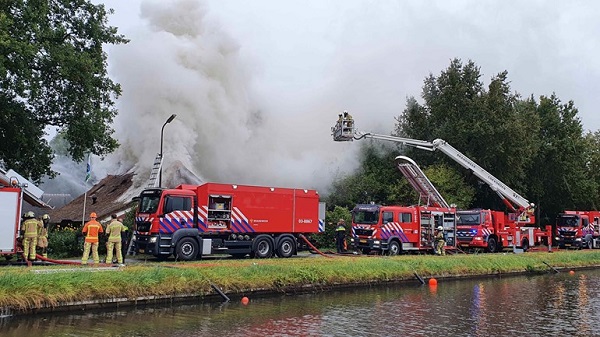 Woonboerderij met rieten dak verwoest door brand (video)