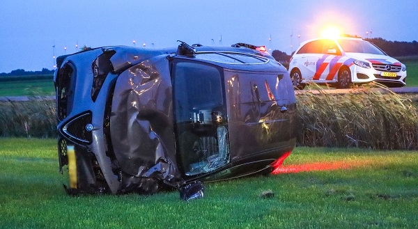 Auto belandt op de kant in weiland na eenzijdig ongeval (video)