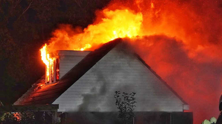 Grote uitslaande brand verwoest schuur (Video)