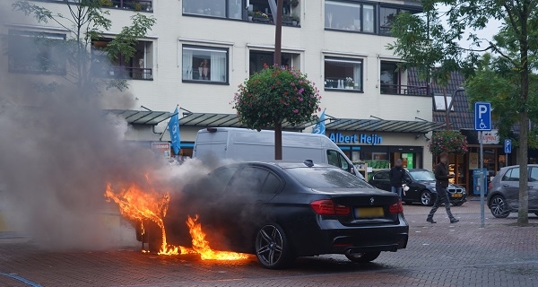 Auto vliegt spontaan in brand op parkeerplaats (video)