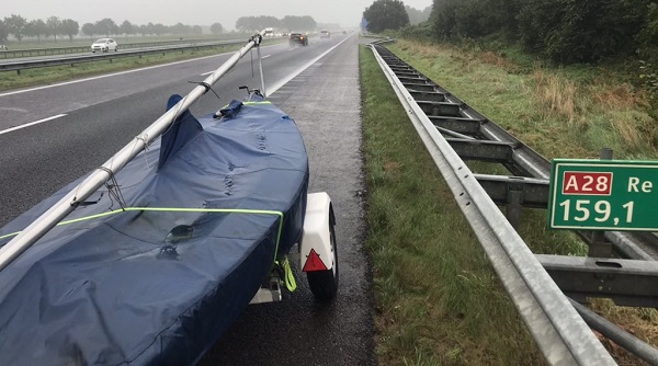 Onbekenden laten boot met trailer achter op de A28